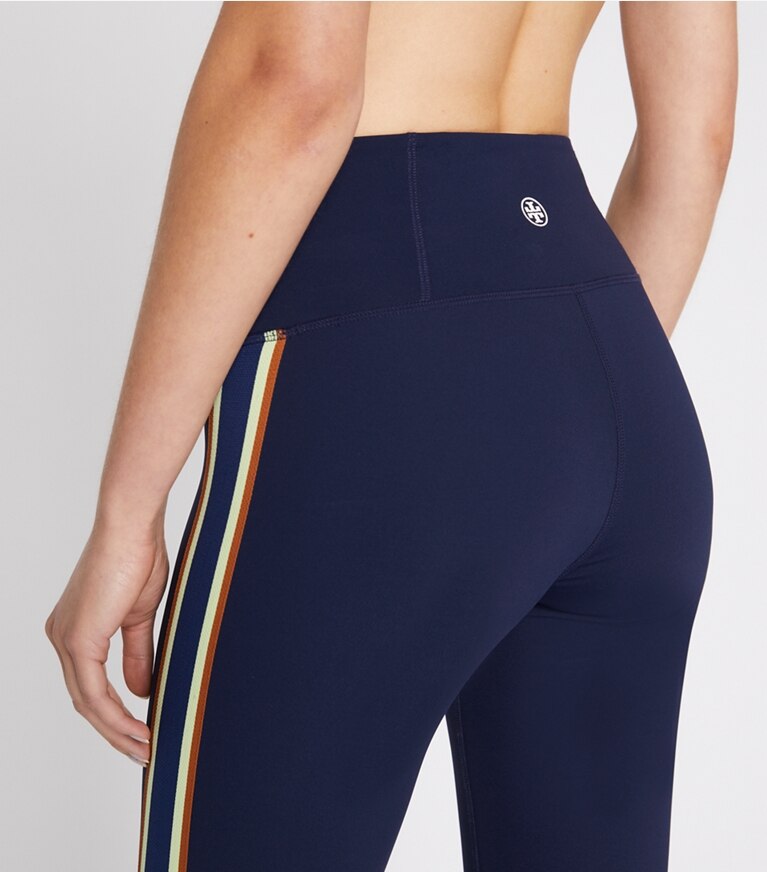 Tory Sport diseñador prendas inferiores Leggings con rayas laterales Sculpt Compression en Tory Navy adicional en el modelo