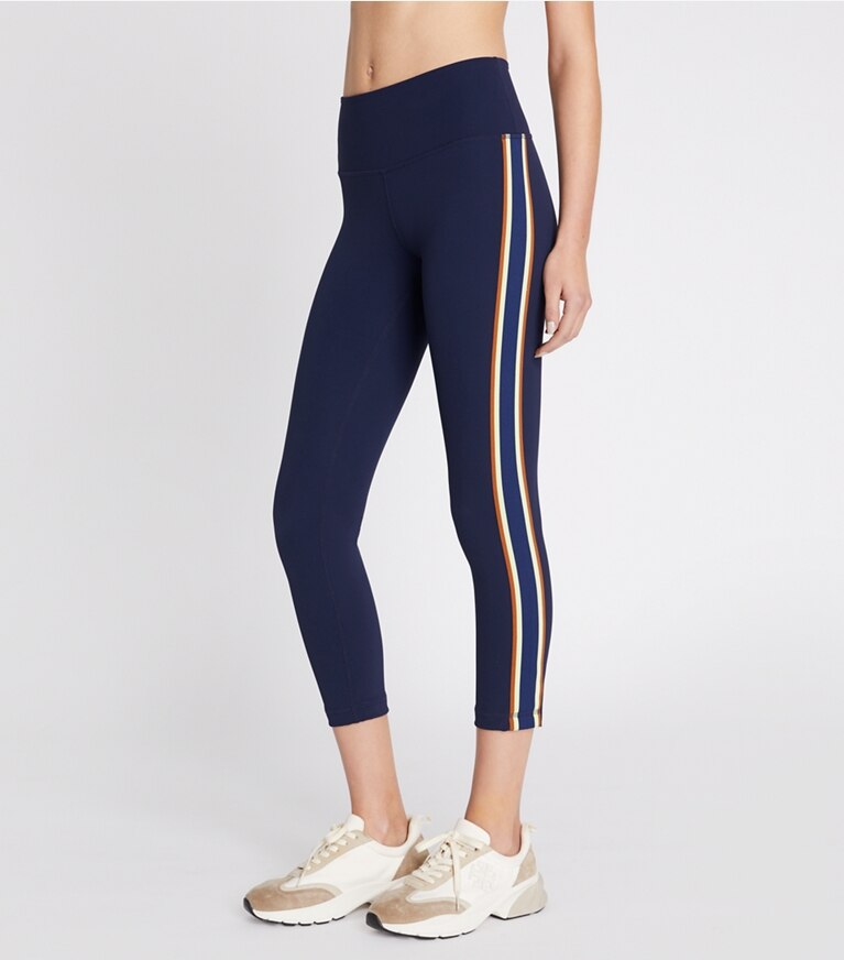 Tory Sport diseñador prendas inferiores Leggings con rayas laterales Sculpt Compression en Tory Navy en el modelo (detalle)