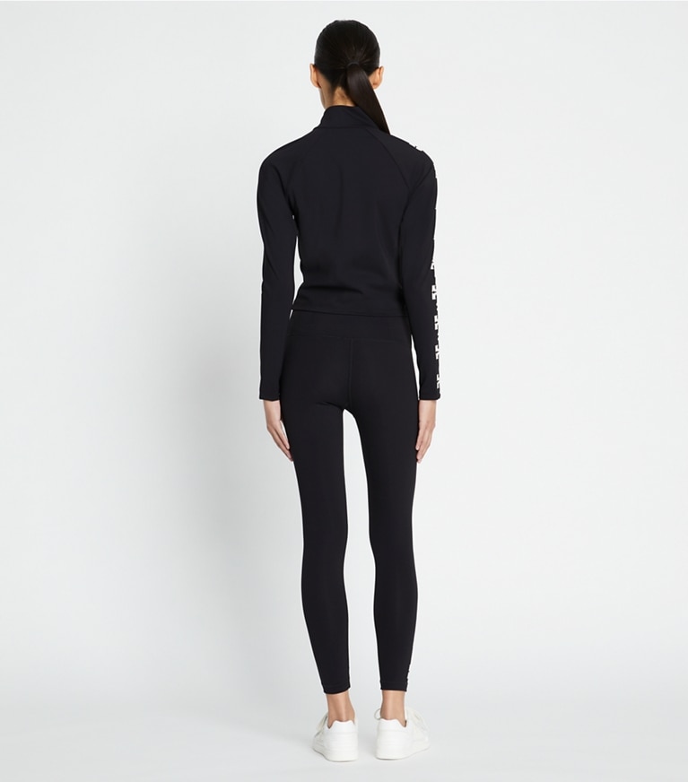 Tory Burch diseñador prendas inferiores Leggings de compresión 7/8 con logo en Black T Logo Row en el modelo (espalda)