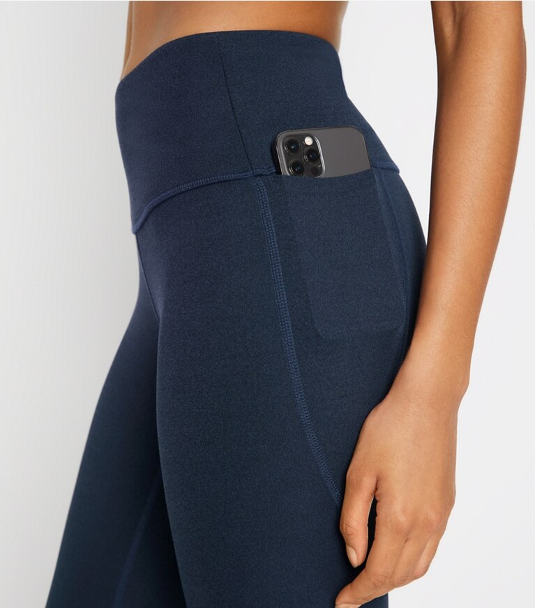 Tory Sport diseñador prendas inferiores Leggings de compresión jaspeados de chevrón de tiro alto con bolsillo lateral en Tory Navy Heather adicional en el modelo