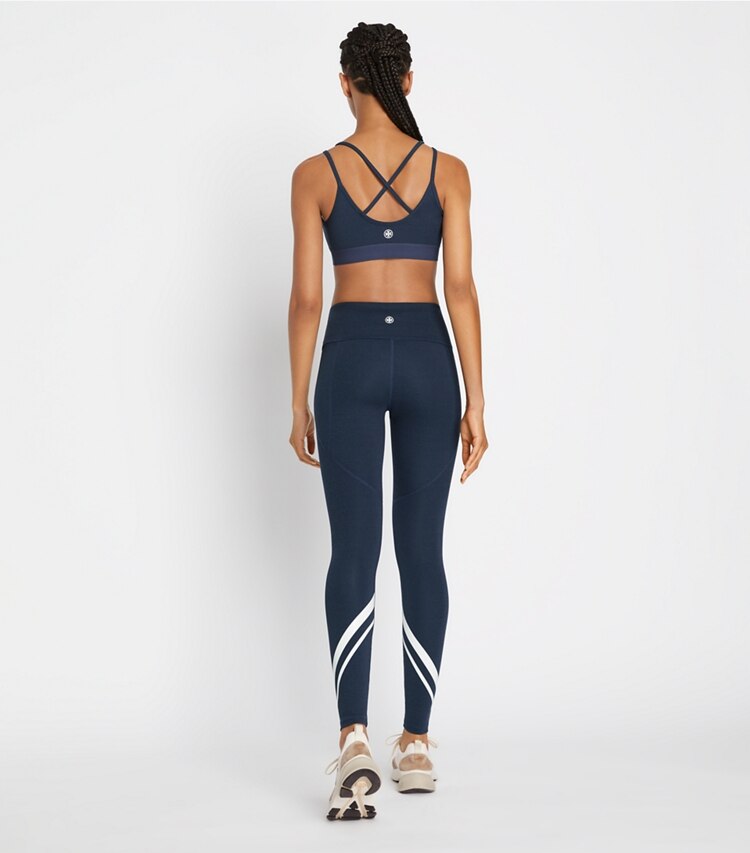 Tory Sport diseñador prendas inferiores Leggings de compresión jaspeados de chevrón de tiro alto con bolsillo lateral en Tory Navy Heather en el modelo (espalda)