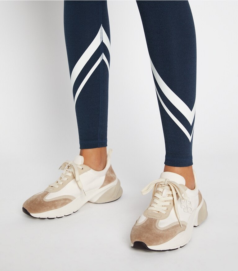Tory Sport diseñador prendas inferiores Leggings de compresión jaspeados de chevrón de tiro alto con bolsillo lateral en Tory Navy Heather en el modelo (detalle)