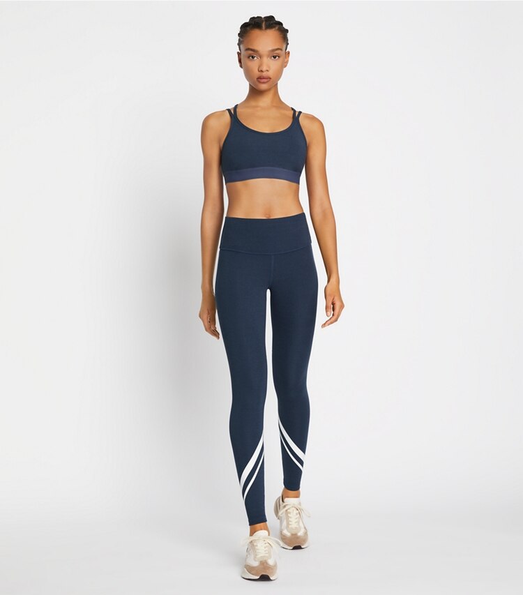 Tory Sport diseñador prendas inferiores Leggings de compresión jaspeados de chevrón de tiro alto con bolsillo lateral en Tory Navy Heather en el modelo (frente)