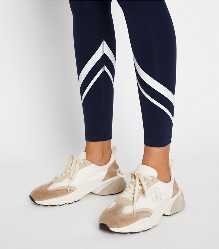 Tory Burch designer pantaloni Leggings in chevron leggeri a vita alta in Tory Navy / Snow White additional on model