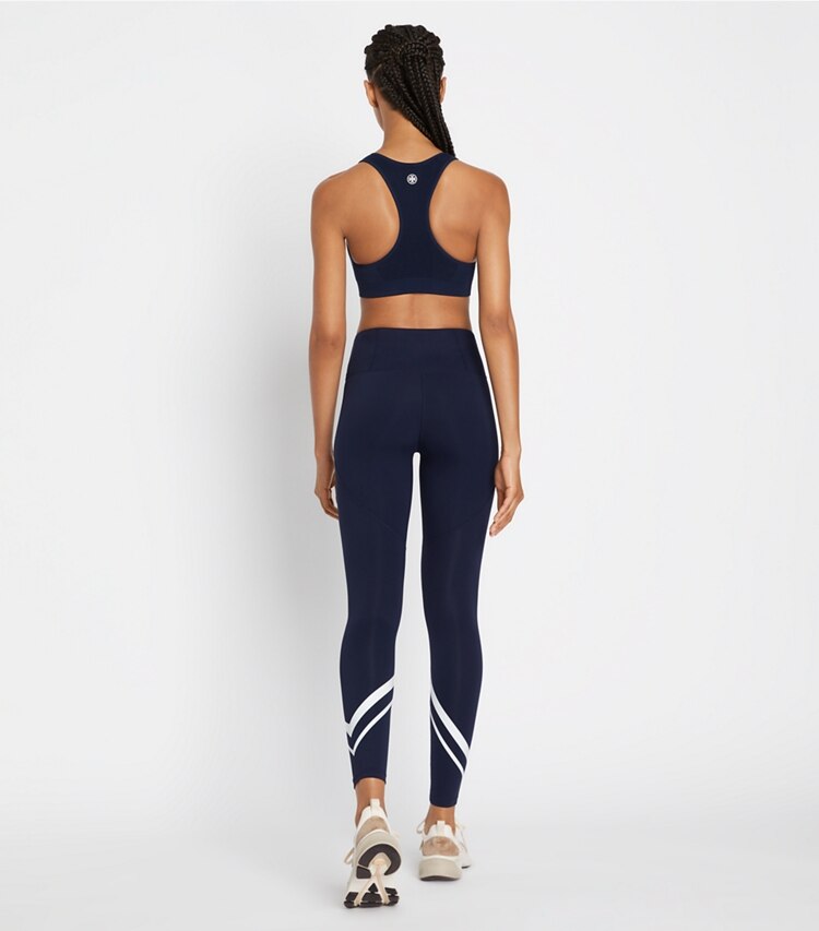 Tory Burch designer pantaloni Leggings in chevron leggeri a vita alta in Tory Navy / Snow White on model back