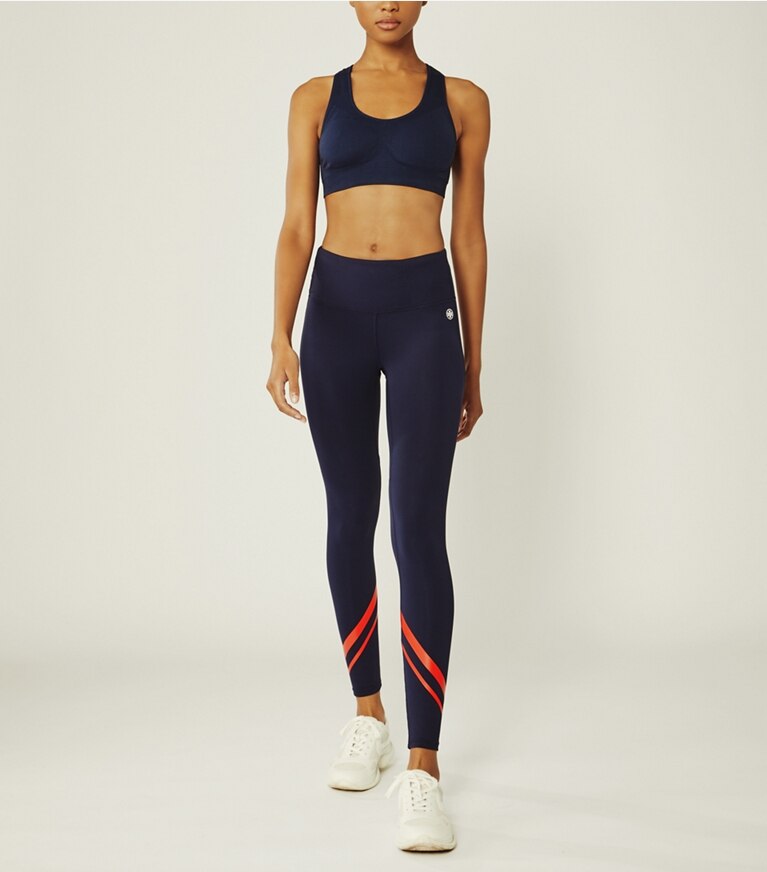 Tory Burch designer pantaloni Leggings in chevron leggeri a vita alta in Tory Navy/Red parte anteriore su modella