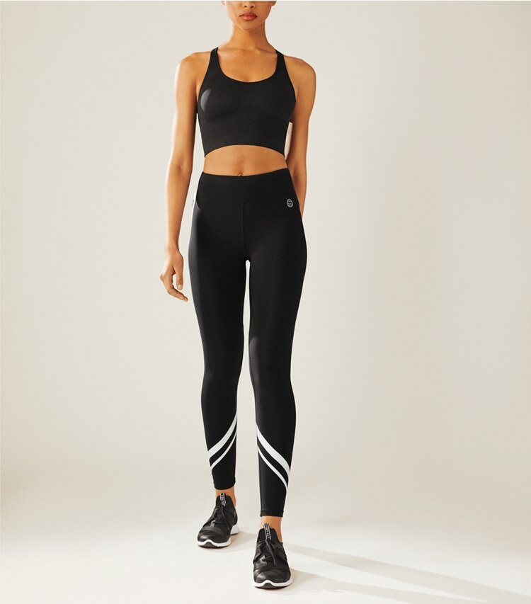 Tory Sport designer pantaloni Leggings in chevron in Sport Black parte anteriore su modella