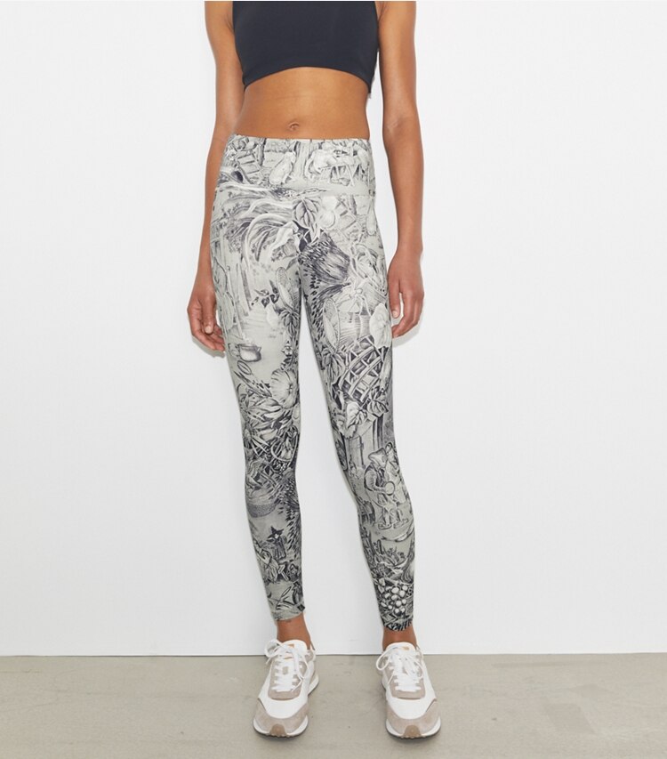 Tory Sport designer pantaloni Leggings leggeri stampati 7/8 a vita alta in Grey Alien Toile on model detail