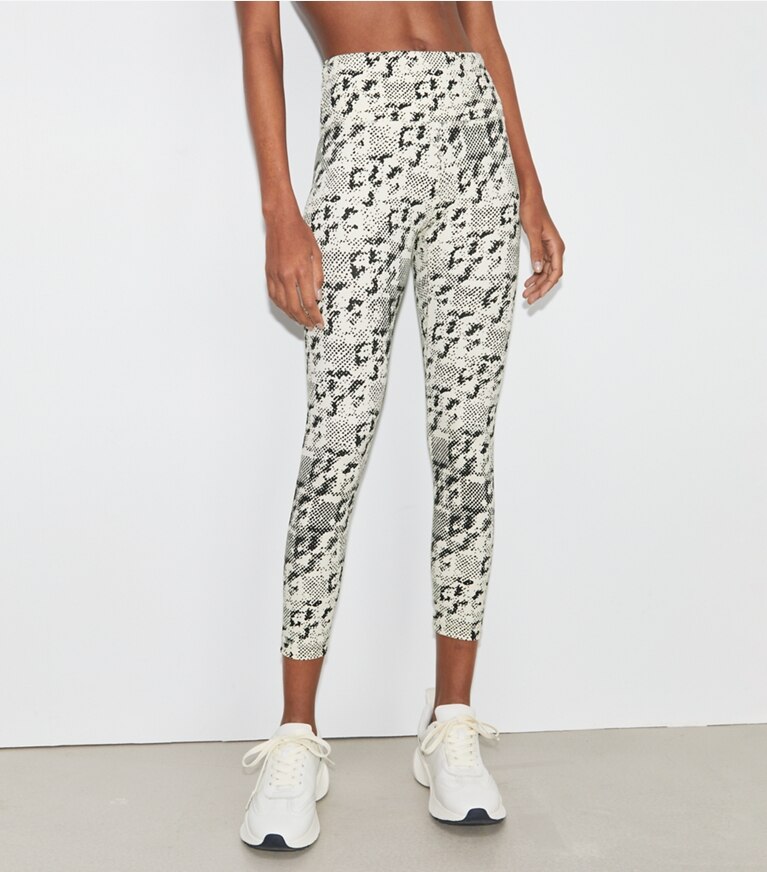 Tory Sport designer pantaloni Leggings leggeri stampati 7/8 a vita alta in New Ivory Distressed Pixelated Logo front