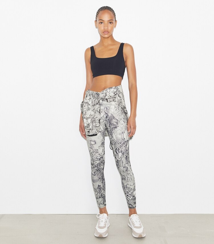 Tory Sport designer pantaloni Leggings leggeri stampati 7/8 a vita alta in Grey Alien Toile parte anteriore su modella