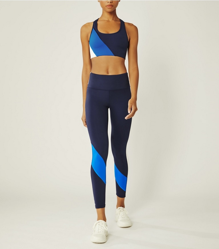 Tory Sport diseñador prendas inferiores Leggings livianos de talle súper alto con bloques de color en Tory Navy/Surf Blue frente en modelo