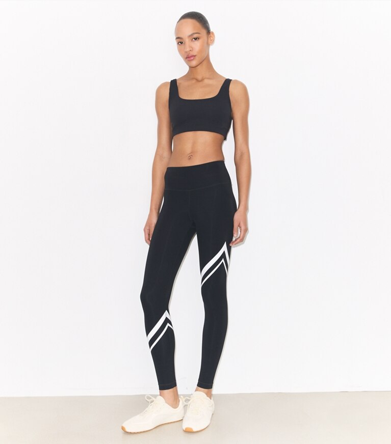 Tory Burch designer pantaloni Leggings Sculpt con motivo chevron diagonale in Sport Black parte anteriore su modella