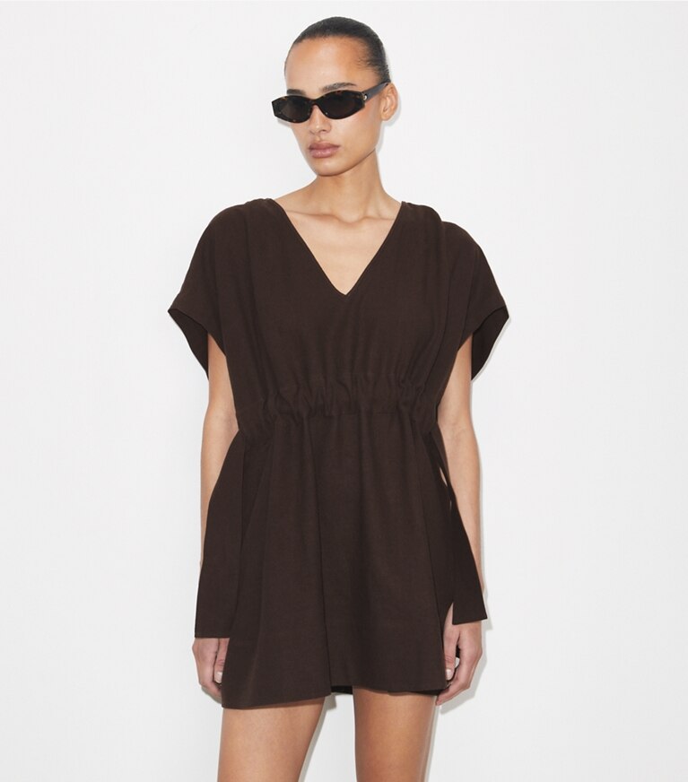 Tory Burch designer strandmode Leinenkleid mit Gürtel in Dark Brown on model detail
