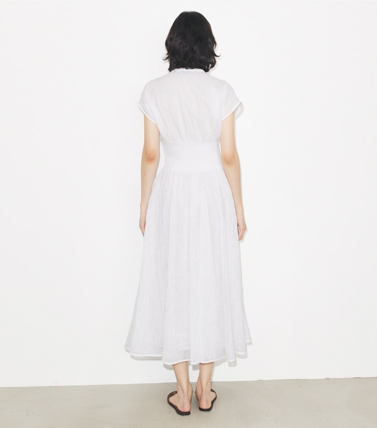 Tory Burch designer strandmode Leinenkleid mit V-Ausschnitt in White on model back