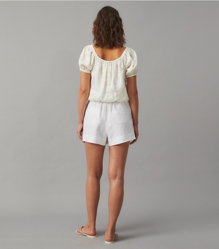 Tory Burch designer strandmode Leinenshorts in White on model back