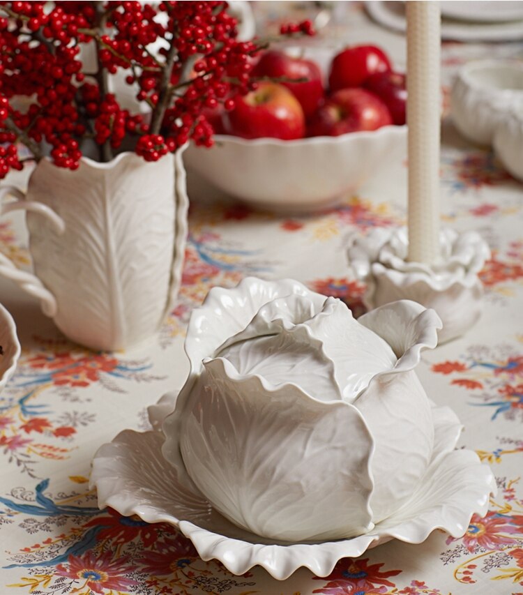 Tory Burch designer servizio da tavola Lettuce Ware Round Serving Platter in White editorial
