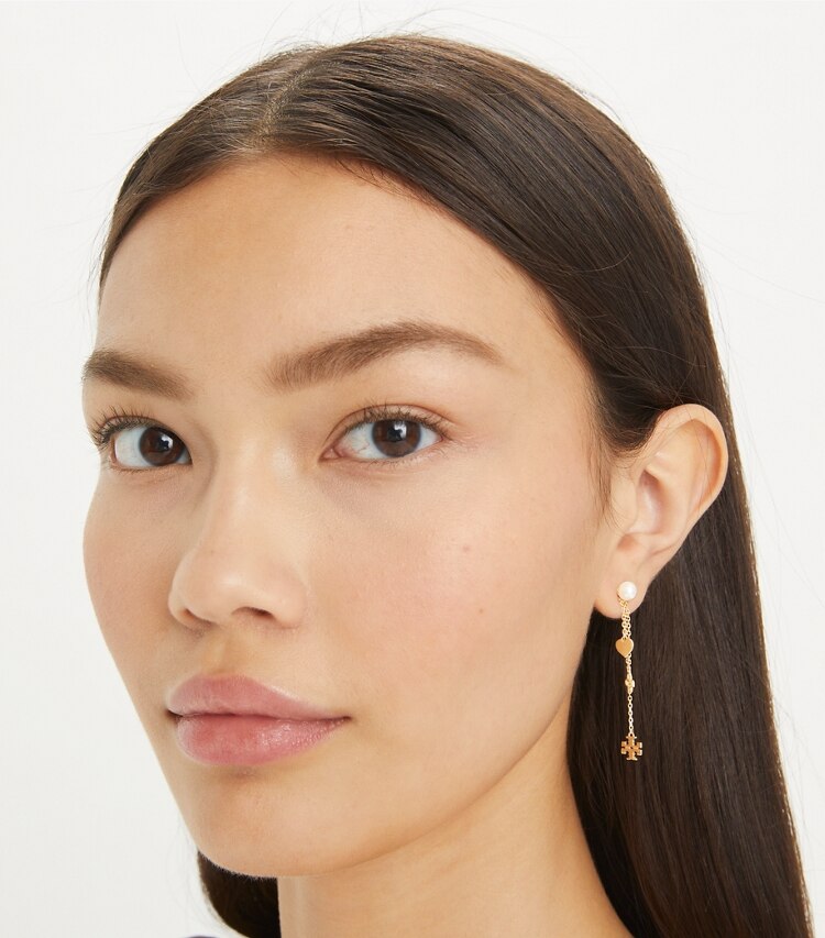 Tory Burch designer イヤリング＆ピアス リニア キラ ピアス in Tory Gold / Cream accessory on model