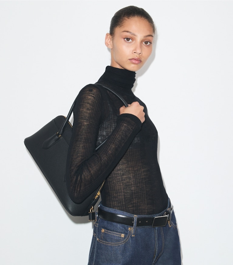 Tory Burch designer henkeltaschen Lock Henkeltasche im Querformat in Black accessory on model