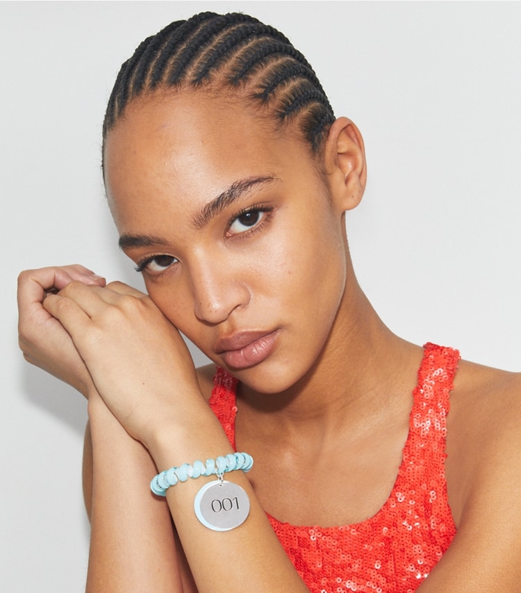 Tory Burch designer armbänder Locker Room Armband in White accessory on model