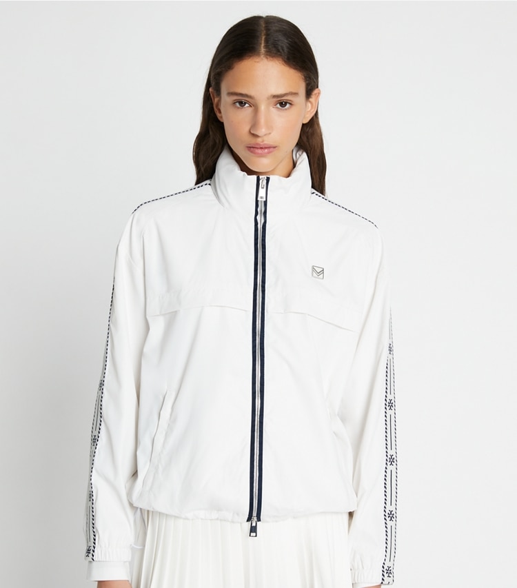 Tory Burch designer ジャケット ロゴテープ フルジップ アノラック in Snow White on model detail