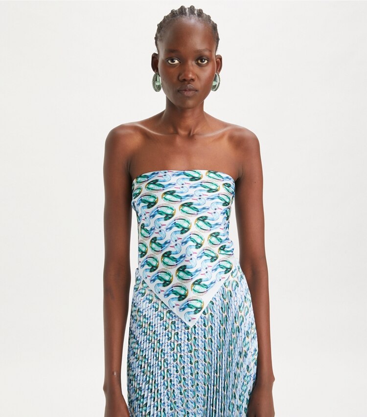 Tory Burch designer schals Lucky Duck Taschentuch in Blue accessory on model