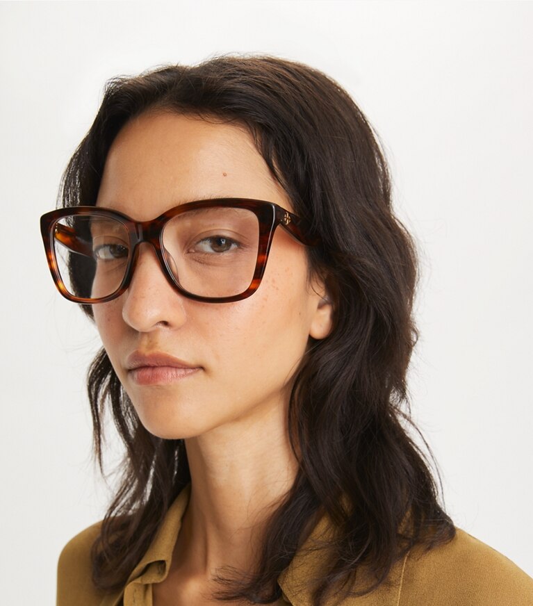 Tory Burch designer lunettes Lunettes carrées Kira dans DARK WOOD accessoire sur le modèle
