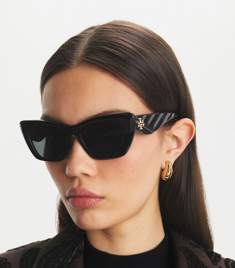 Tory Burch designer lunettes Lunettes de soleil œil de chat Kira dans MILKY GREY GREEN/DARK GREY accessoire sur le modèle