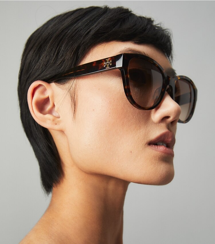 Tory Burch designer lunettes Lunettes de soleil œil de chat Kira dans OLIVE TORTOISE accessoire sur le modèle