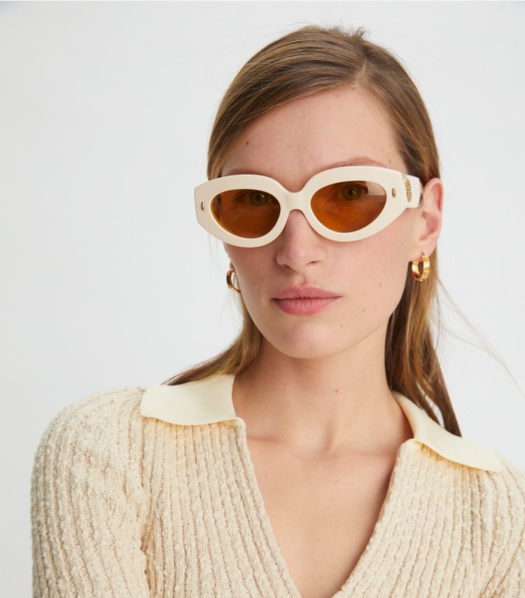 Tory Burch designer lunettes Lunettes de soleil œil-de-chat oversize Miller in CRISP BLUE accessory on model