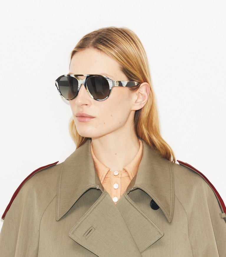 Tory Burch designer lunettes Lunettes de soleil aviateur Icon in DARK TORTOISE/BROWN GRADIENT accessory on model