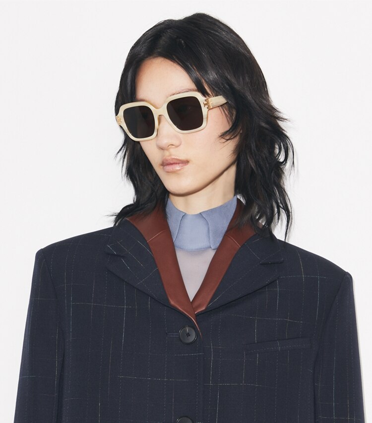 Tory Burch designer lunettes Lunettes de soleil carrées Eleanor in IVORY HORN/SOLID BROWN accessory on model