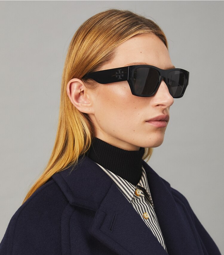 Tory Burch designer lunettes Lunettes de soleil carrées en matière recyclée in BLACK/GREY accessory on model
