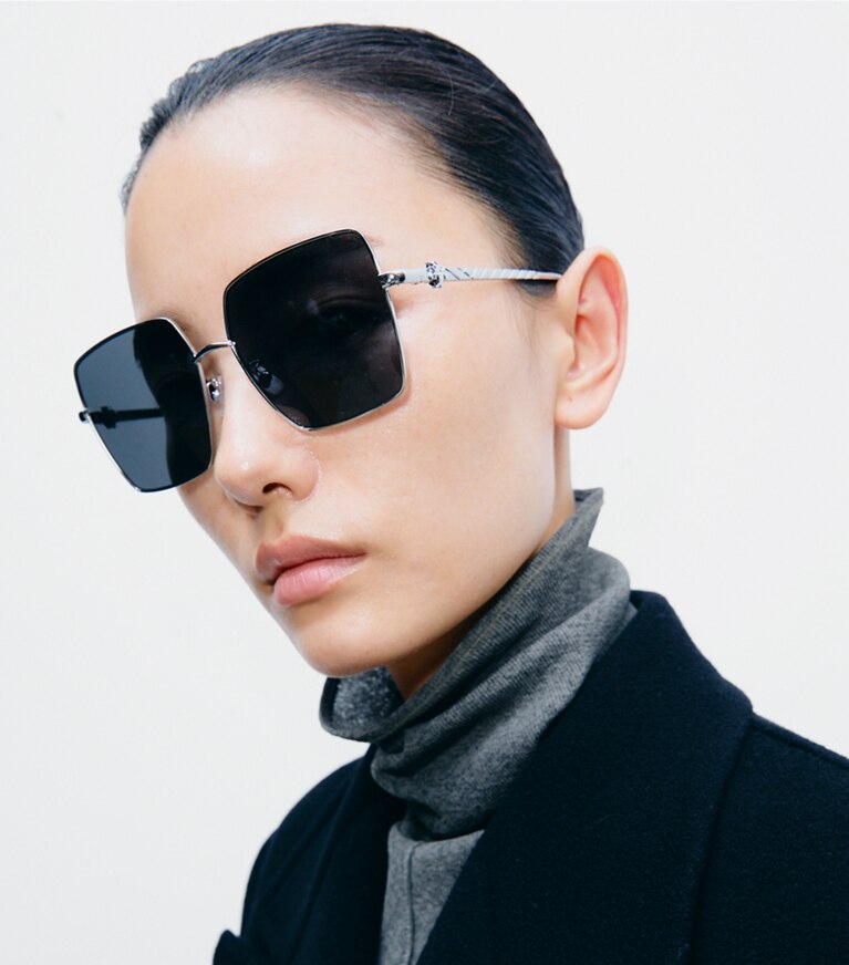 Tory Burch designer lunettes Lunettes de soleil carrées surdimensionnées en métal Kira dans SILVER/GREY GRADIENT accessoire sur le modèle