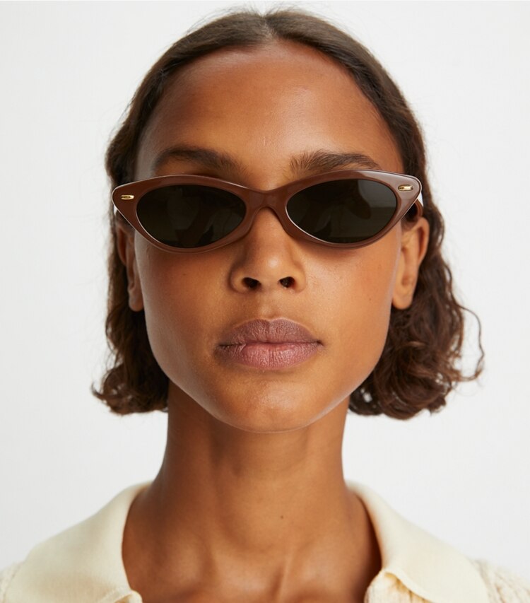 Tory Burch designer lunettes Lunettes de soleil cat eye Claire McCardell in TORY RED accessory on model