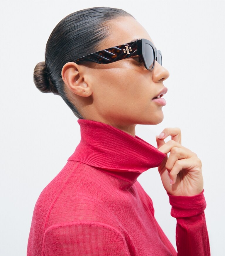 Tory Burch designer lunettes Lunettes de soleil Cat Eye Kira in BLACK/DARK GREY accessory on model