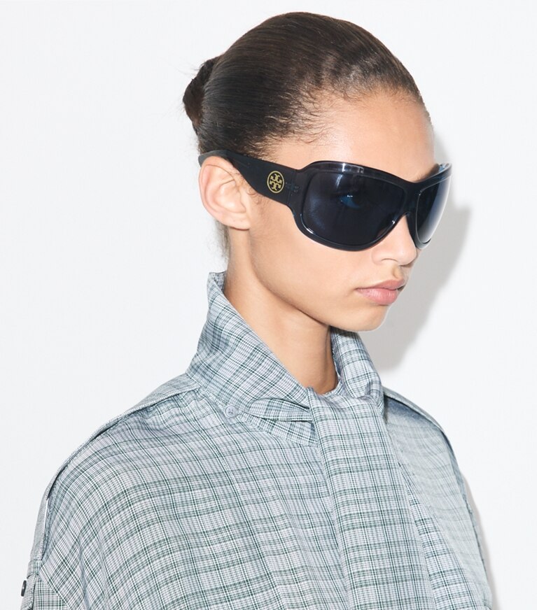 Tory Burch designer lunettes Lunettes de soleil du défilé in TRANSPARENT NAVY/DARK BLUE accessory on model