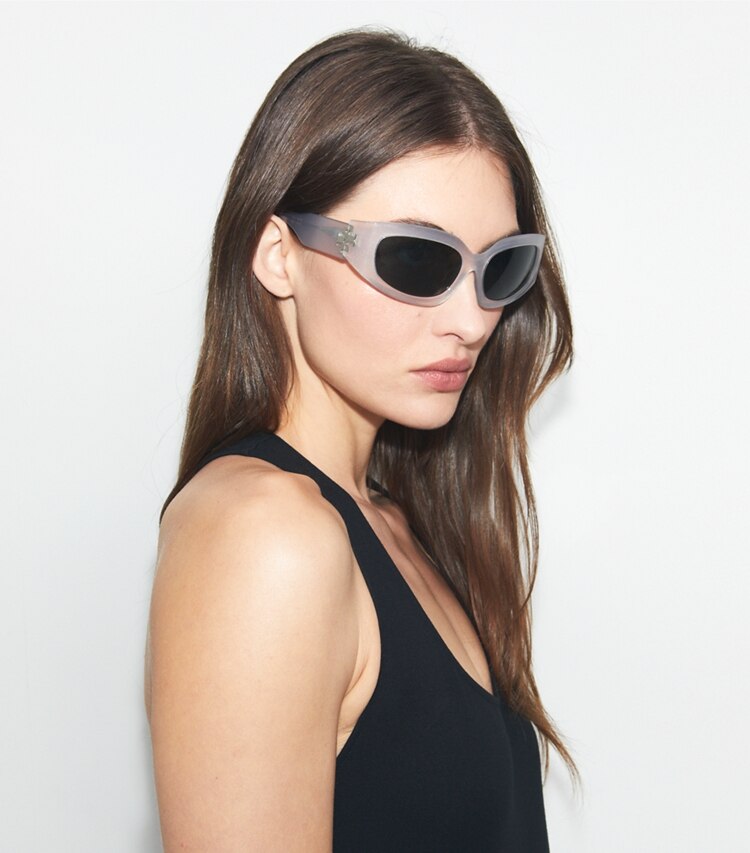 Tory Burch designer lunettes Lunettes de soleil Eleanor à logo brisé dans PEARLIZED GREY/DARK GREY accessoire sur le modèle