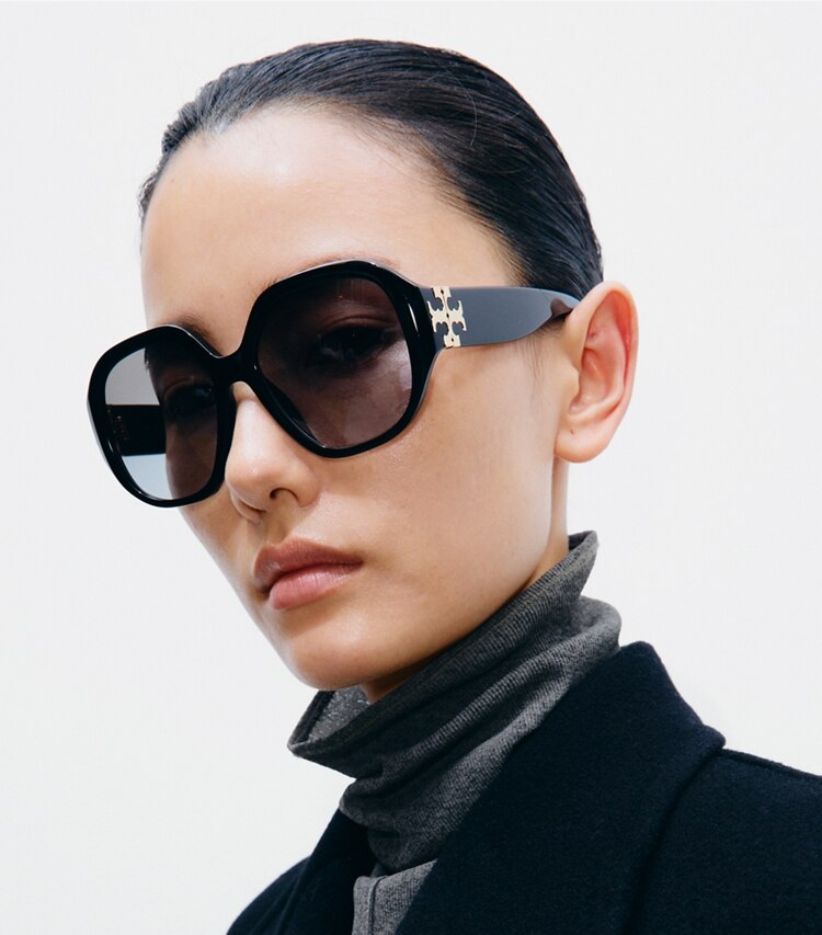 Tory Burch designer lunettes Lunettes de soleil Eleanor rondes oversize in AMBER TORTOISE/GREEN accessory on model