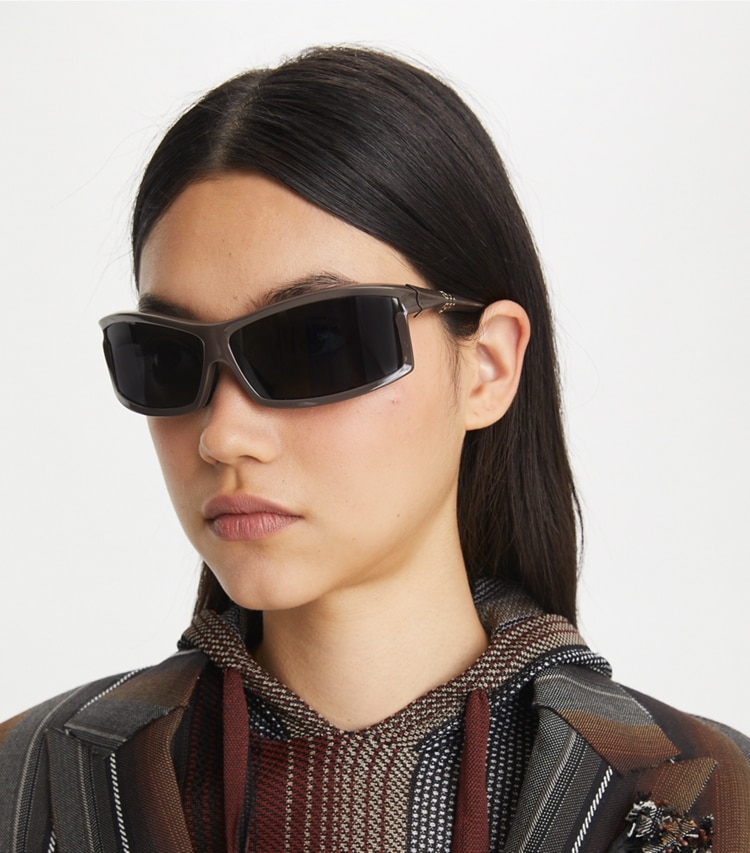 Tory Burch designer lunettes Lunettes de soleil Eleanor Runway dans BROWN/DARK GREY accessoire sur le modèle