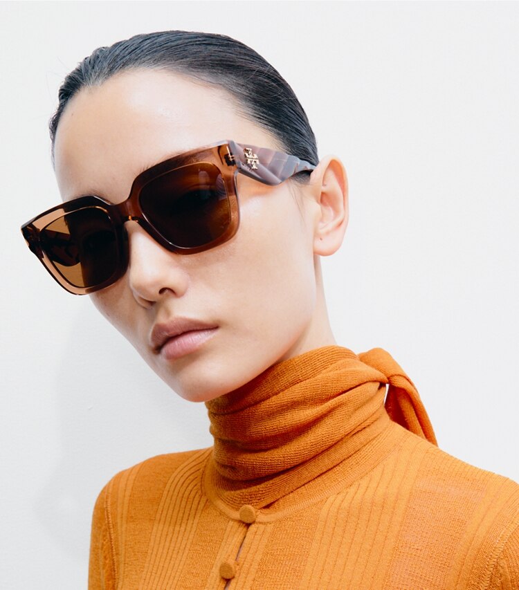 Tory Burch designer lunettes Lunettes de soleil Kira carrées in DARK TORTOISE/BROWN GRADIENT accessory on model