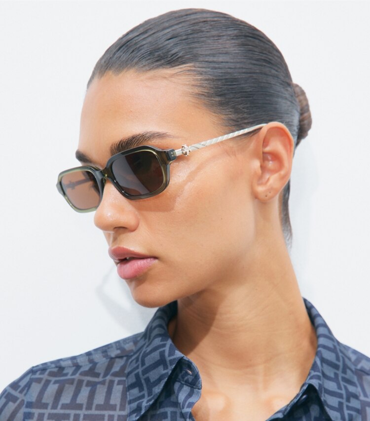 Tory Burch designer lunettes Lunettes de soleil Kira rectangulaires en métal in BROWN HORN/DARK YELLOW accessory on model