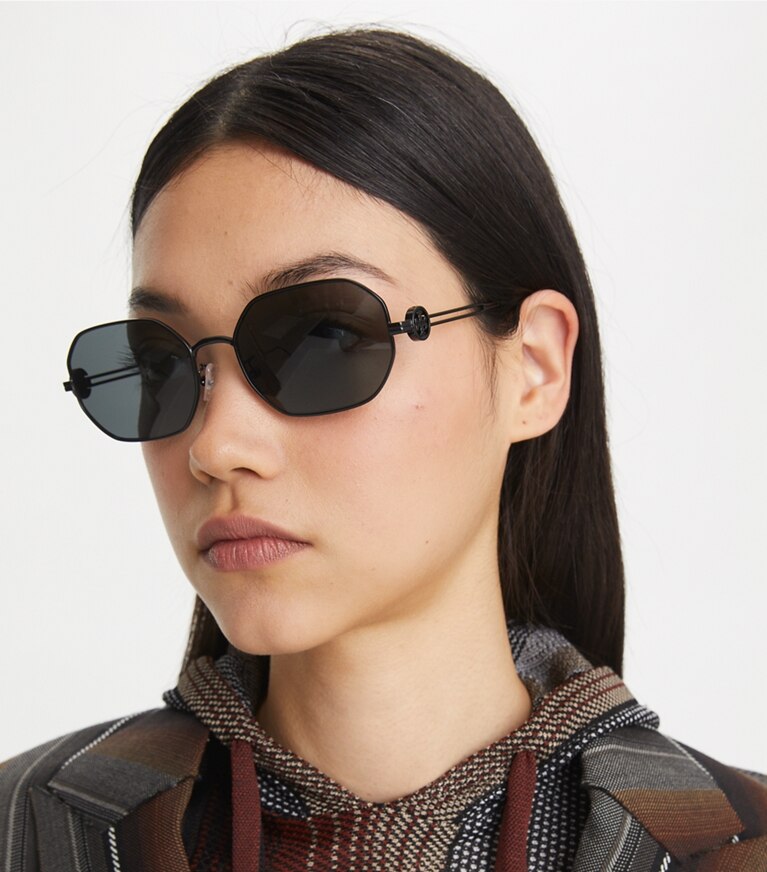 Tory Burch designer lunettes Lunettes de soleil Miller ovales en métal dans SHINY GOLD/DARK BROWN accessoire sur le modèle