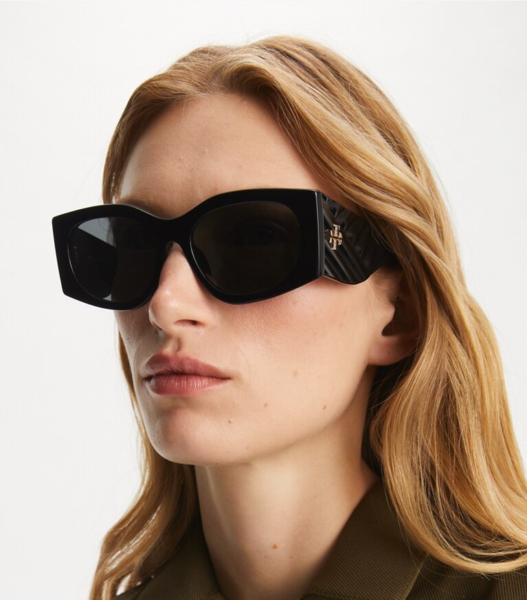 Tory Burch designer lunettes Lunettes de soleil rectangulaires Kira dans BLACK/DARK GREY accessoire sur le modèle