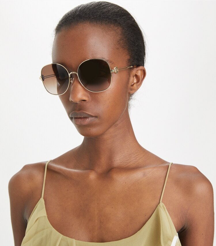 Tory Burch designer lunettes Lunettes de soleil rondes en métal Miller dans SHINY LIGHT GOLD/BROWN GRADIENT accessoire sur le modèle