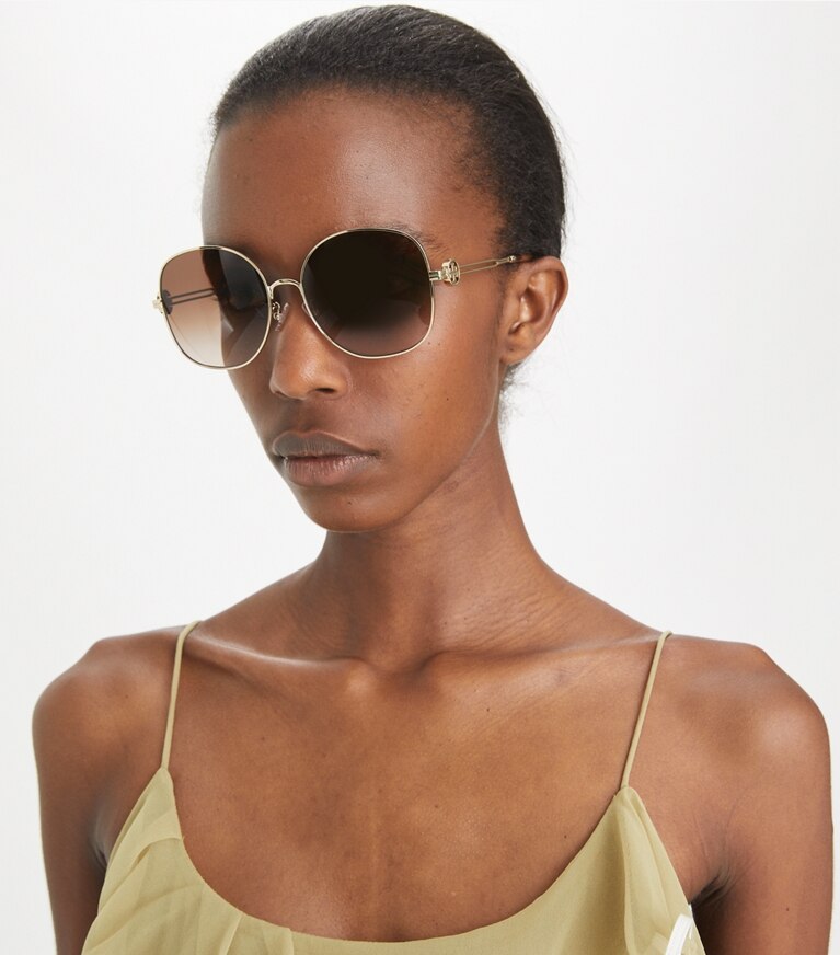 Tory Burch designer lunettes Lunettes de soleil rondes en métal Miller dans SHINY LIGHT GOLD/BROWN GRADIENT accessoire sur le modèle