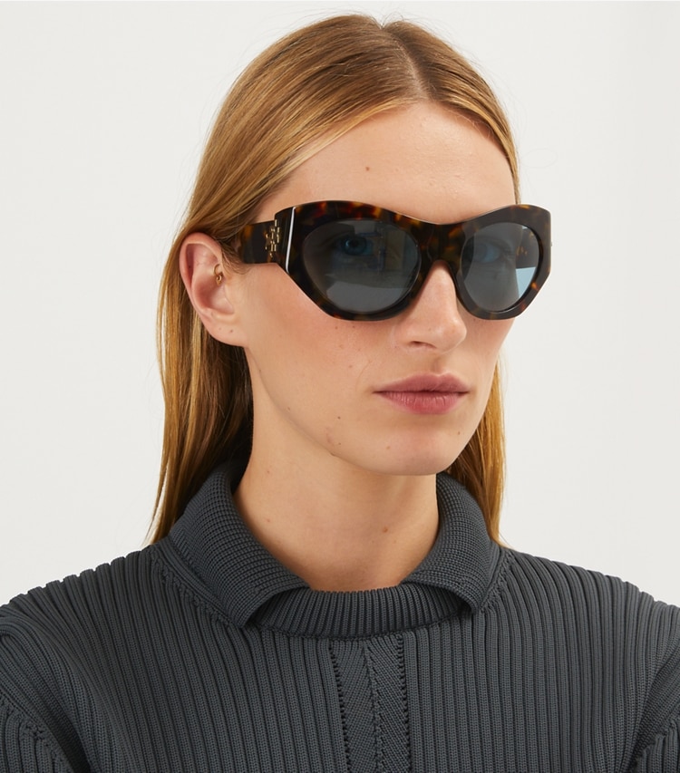 Tory Burch designer lunettes Lunettes de soleil Runway dans BROWN/GREEN accessoire sur le modèle