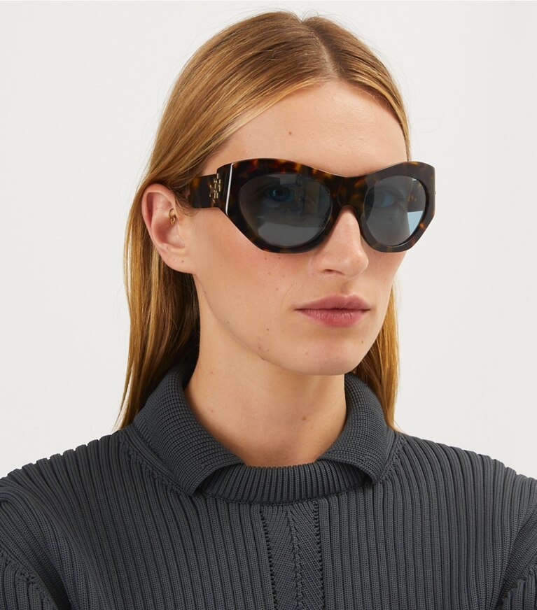 Tory Burch designer lunettes Lunettes de soleil Runway dans BROWN/GREEN accessoire sur le modèle