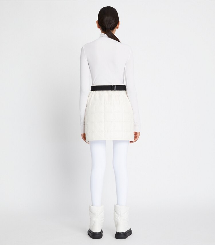 Tory Sport designer tops Lupetto a manica lunga in tessuto senza cuciture in Optic White on model back