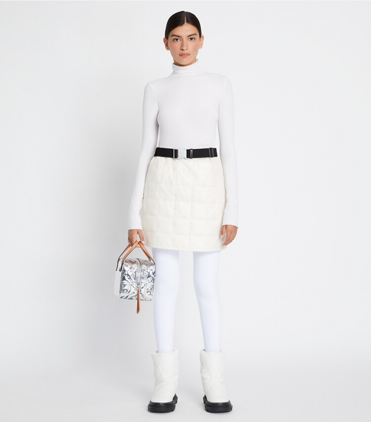 Tory Sport designer tops Lupetto a manica lunga in tessuto senza cuciture in Optic White parte anteriore su modella