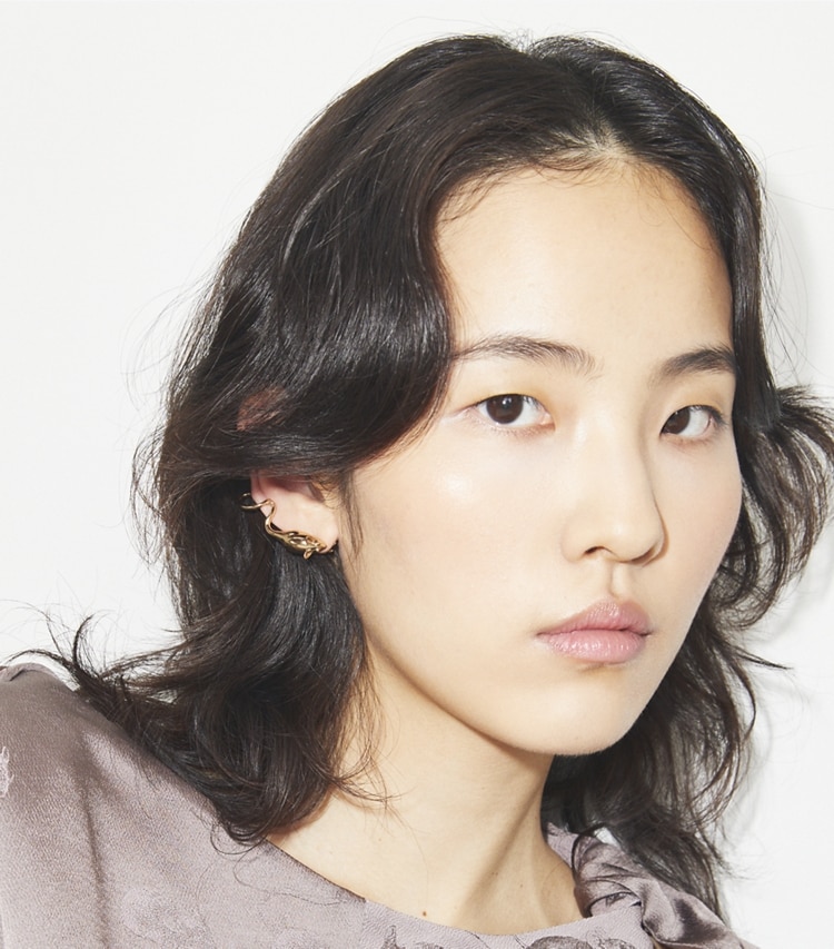 Tory Burch designer ohrringe Mäuse-Ohrringe im Set in Light Brass accessory on model